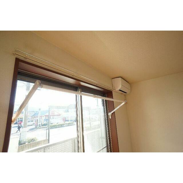 洗濯物の部屋干しに便利な室内物干し。不要時にはスッキリと格納できます。