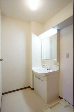 洗面スペース上部には収納棚も完備！