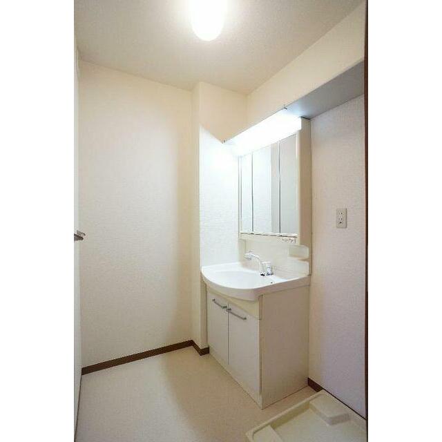 洗面スペース上部には収納棚も完備！