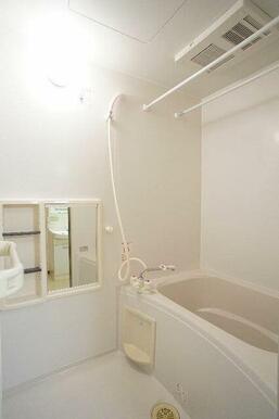 浴室暖房乾燥機を完備した浴室です。