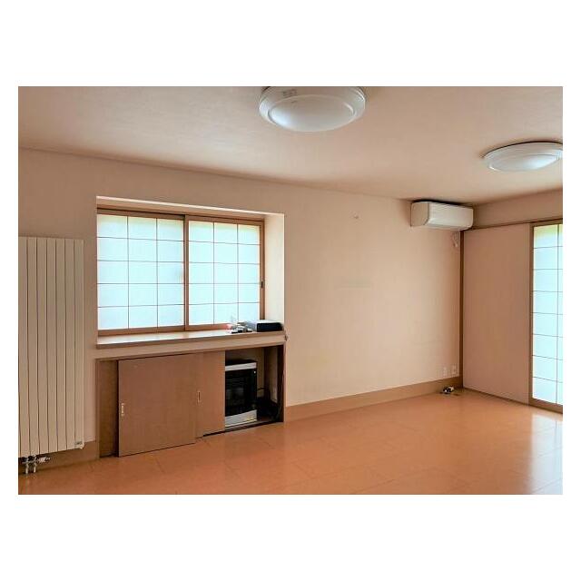 出窓下の収納にはストーブが収納されています。使用しない季節は引き戸を閉めてすっきりとした印象。