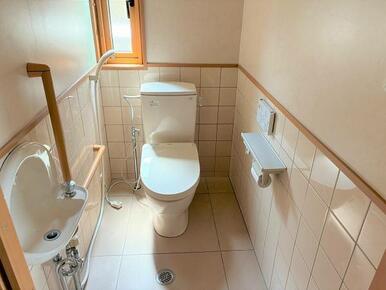 １階のトイレ。床をササっと水で流せるようになっています。