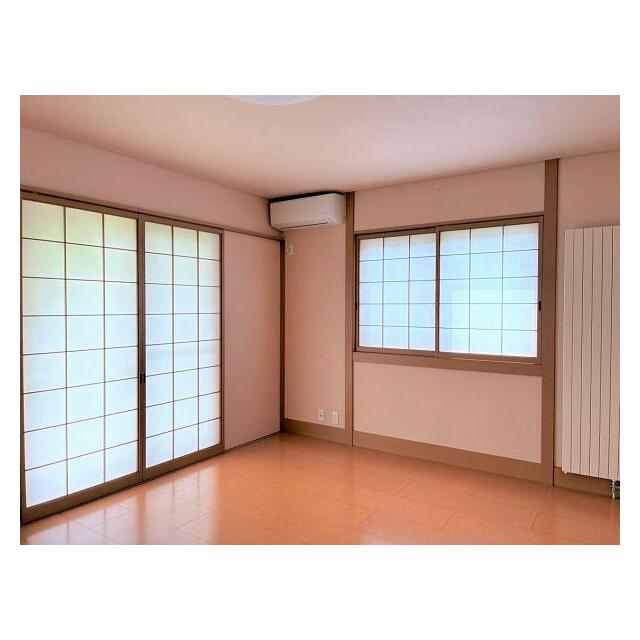 １階の洋室にはミニキッチンあり、ちょっとした二世帯住宅になります。