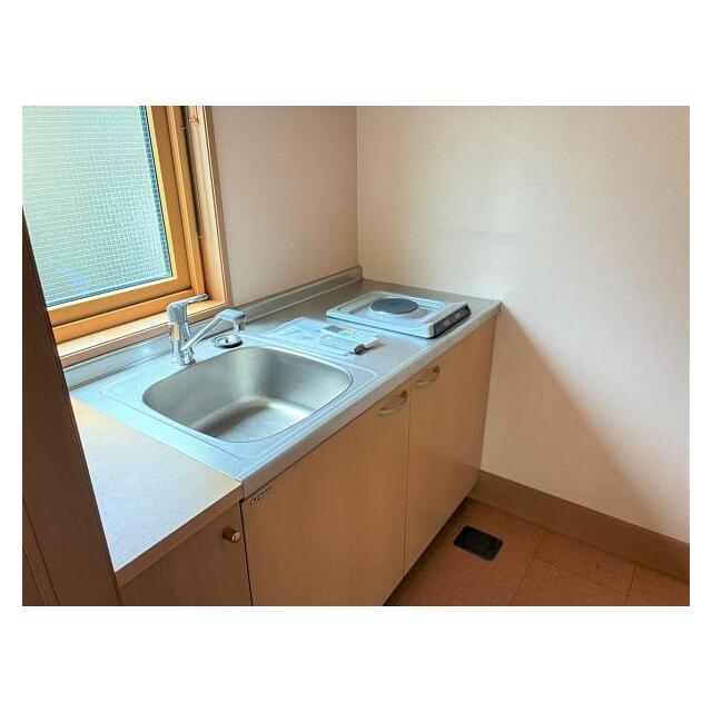 １階洋室についているミニキッチン。IHコンロが１台ついています。