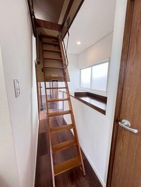 屋根裏収納