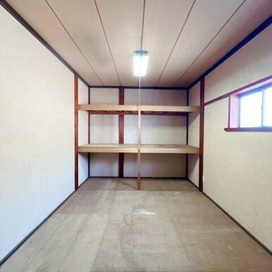 うれしい棚付きの納戸でたくさんの物が収納できます！