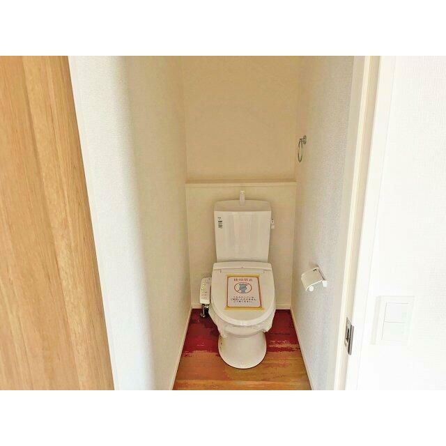 トイレは2か所あり、朝の混雑も安心です（※施工例）