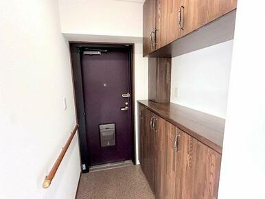 靴を脱いだり履いたりする動作では、不安定な姿勢になりがちなため、支えとなる手すりがあると安心です。