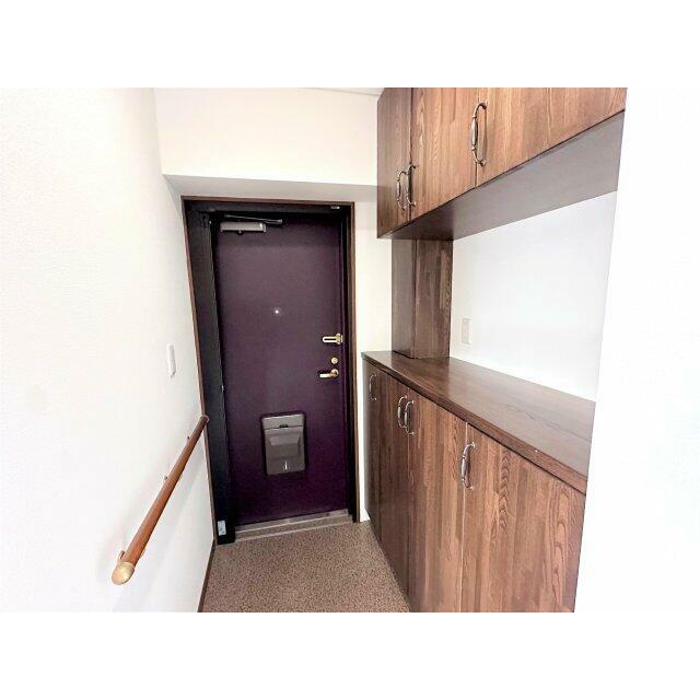 靴を脱いだり履いたりする動作では、不安定な姿勢になりがちなため、支えとなる手すりがあると安心です。