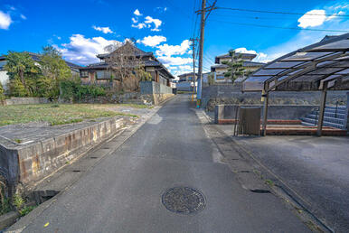 東側に向かうと、道路が緩やかなカーブになっています