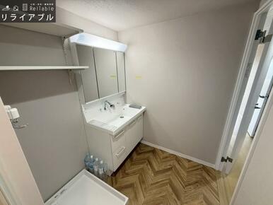 洗面台横にランドリーコーナーもゆったり。ドラム式も置ける余裕があります。