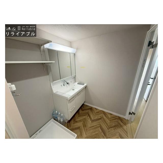 洗面台横にランドリーコーナーもゆったり。ドラム式も置ける余裕があります。