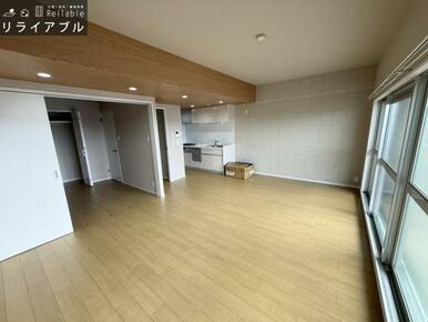 14.9帖の広々としたリビングが魅力的♪日当たりもよく居心地の良い空間です。