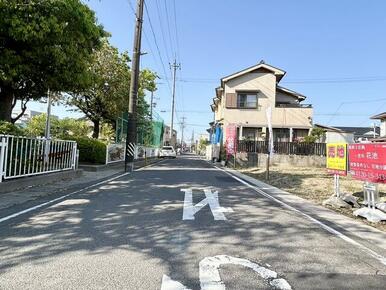 ●南側からみた現地前面道路。　道路幅員約６．０ｍと広く確保されているので、お車の駐車も安心です☆