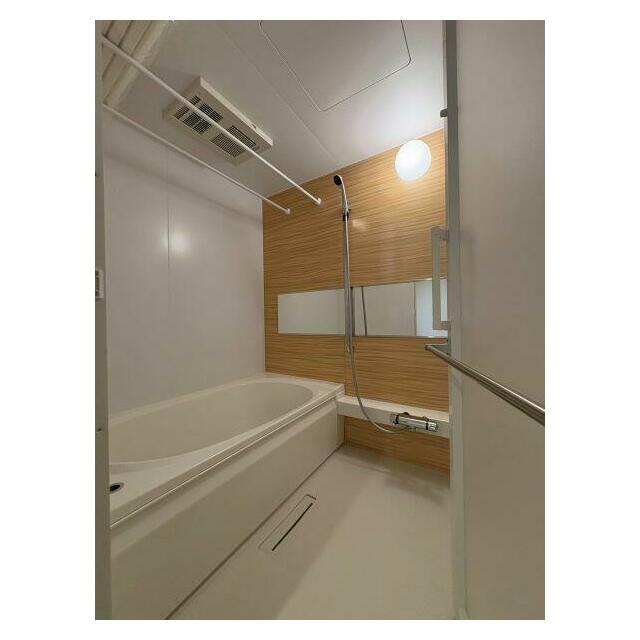 浴室はアクセントパネルを採用しております