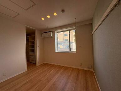 洋室はダウンライト、ハンガーフック付き化粧幕板がございます