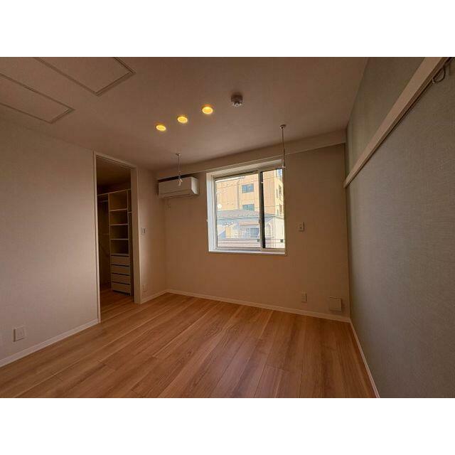 洋室はダウンライト、ハンガーフック付き化粧幕板がございます