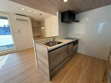 キッチンは下部に収納がございます