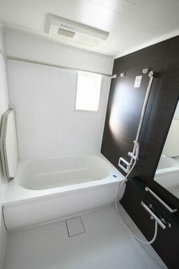 浴室はアクセントパネルを採用しております