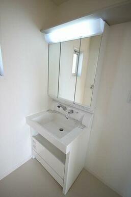 洗面化粧台でございます