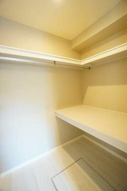 【ＷＩＣ】枕棚タイプと洋服をかけたまま収納できるハンガーポール付き