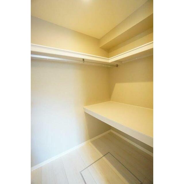 【ＷＩＣ】枕棚タイプと洋服をかけたまま収納できるハンガーポール付き