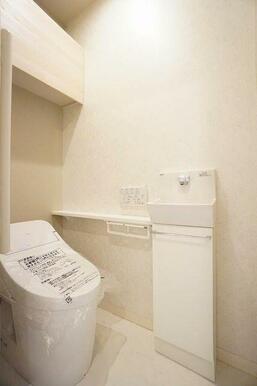 【トイレ】温水洗浄暖房便座、手洗いカウンター付き