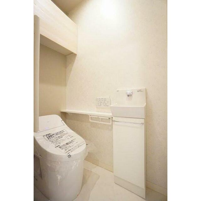 【トイレ】温水洗浄暖房便座、手洗いカウンター付き