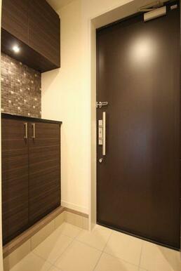 玄関　上下セパレートタイプのシューズボックスを設置