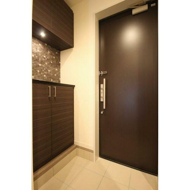 玄関　上下セパレートタイプのシューズボックスを設置