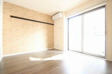 エアコン＋室内物干し設置の洋室。