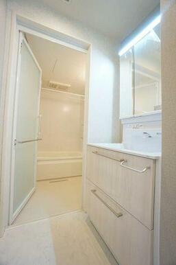 【洗面室】三面鏡タイプの洗面化粧台