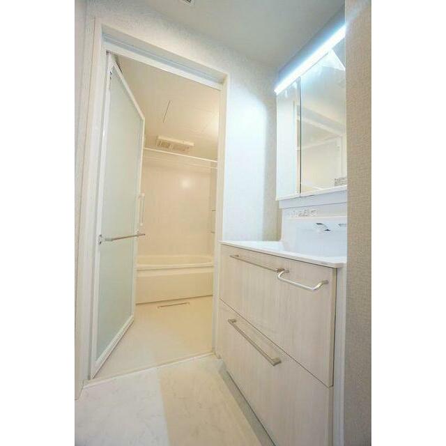 【洗面室】三面鏡タイプの洗面化粧台