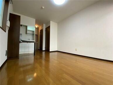 洋室（≒７．５帖、角部屋２面採光）