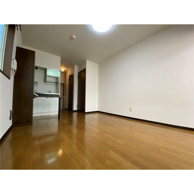 洋室（≒７．５帖、角部屋２面採光）