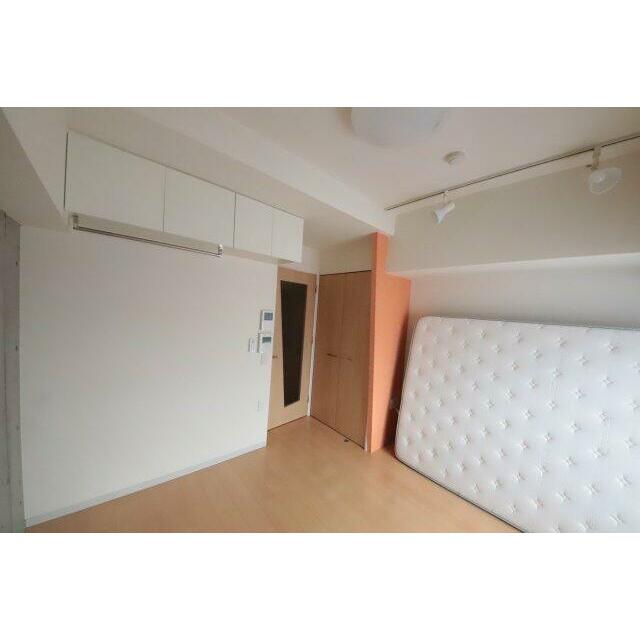 落ち着いた色調の寝室です