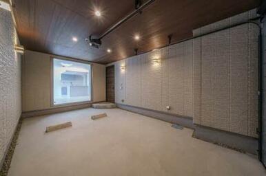 ガレージ付♪そのままお部屋へ入れます♪