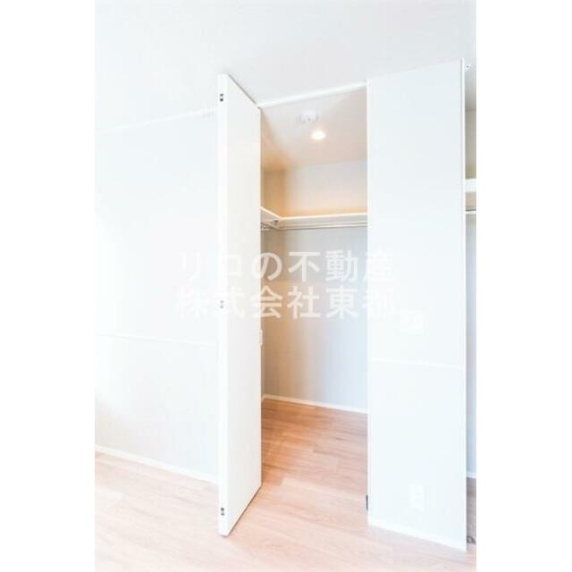 奥行のあるウォークインクローゼットならお荷物多い方でも安心☆