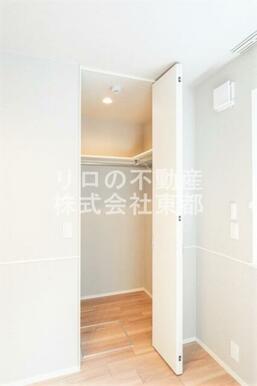 ウォークインクローゼット収納！室内を広くご活用いただけます☆