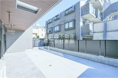 バルコニーがあるので洗濯物を太陽の下で干すことができます♪