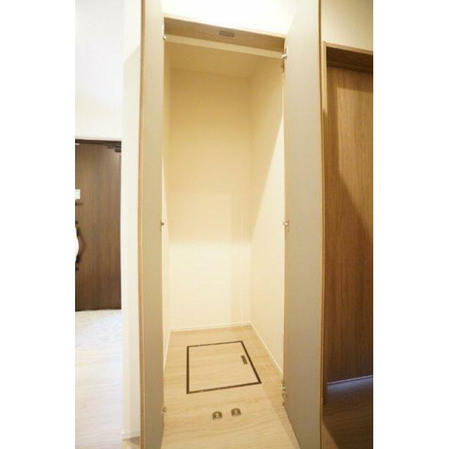 玄関収納は買ってきたストック用品の一時保管場所としても使っていただけます。※類似物件の参考画像です。