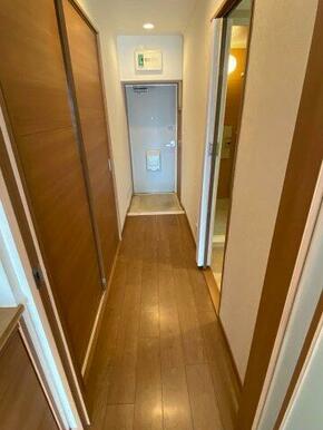 リビングから玄関方向を望みます。床および建具が落ち着いた色調で高級感があります。