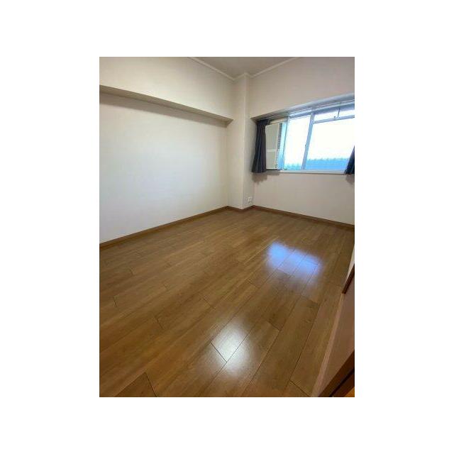 北西向きですが採光がとてもよく明るい室内です。