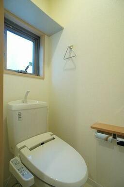 ■温水洗浄便座付きトイレ