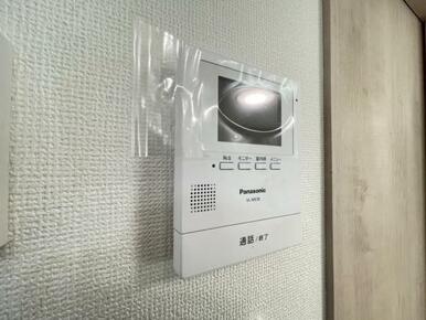 訪問者がひと目でわかるモニター付きインターホンを標準装備。お子さまのお留守番にも安心です！