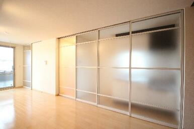 キッチンスペースは半透明の天井高サイズの引戸で簡易的に仕切れます