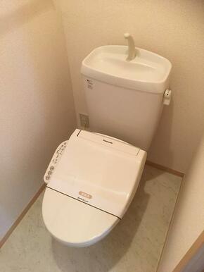 トイレには温水洗浄便座を新設済みです。嬉しいですね♪