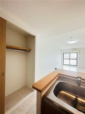 キッチン横収納