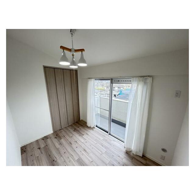 洋室4.1帖　カーテンレール設置