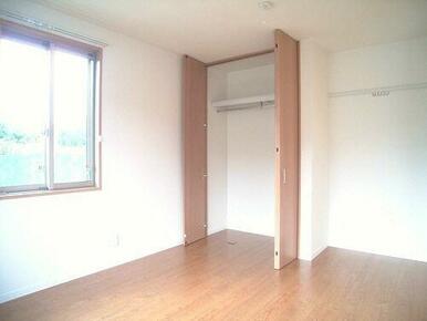 洋服をかけられるクローゼット。レールが無いのでキャスター付の収納もらくらく出し入れ。